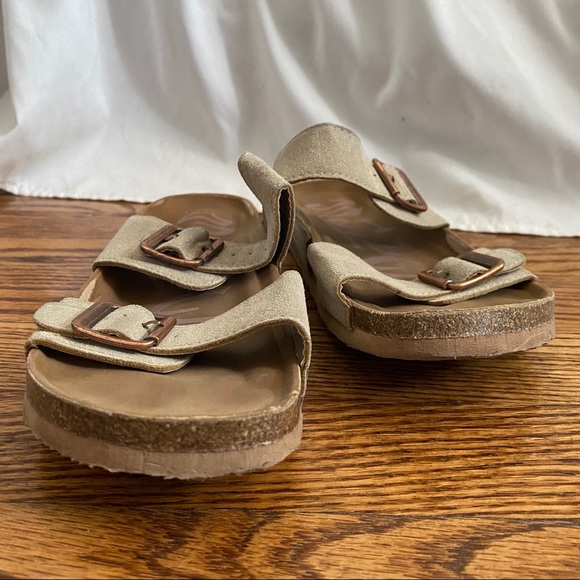 Tan and brown suede buckle sandals - Picture 6 of 6